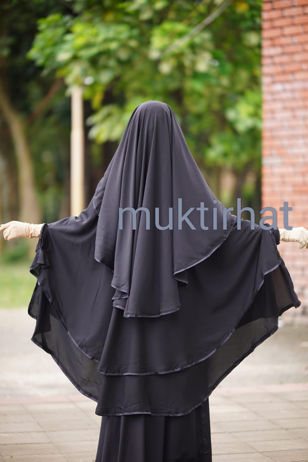 নিখুঁত পর্দার নিশ্চয়তা: চোখ ঢাকা সুবিধাসহ প্রিমিয়াম পাইপিং করা আছিয়া হিজাব।